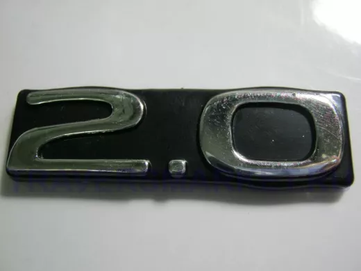 Эмблемма пластик в п/э надпись 2.0 хром 5,5x1,6 см 01437